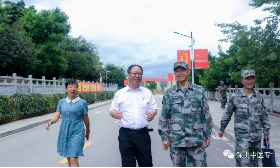 7月6日下午,保山军分区政委谯继忠一行3人到保山中医专就党管武装工作